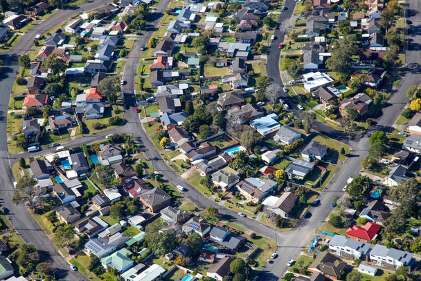 ニューカッスル - Nsw、オーストラリアの郊外の住宅地の空中写真。典型的なオーストラリアの住宅街を示しています. - 写真・画像