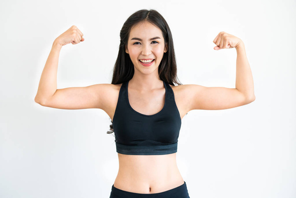 starke und selbstbewusste asiatische Frau im Fitnessstudio. Konzept eines gesunden Lebensstils. - Foto, Bild