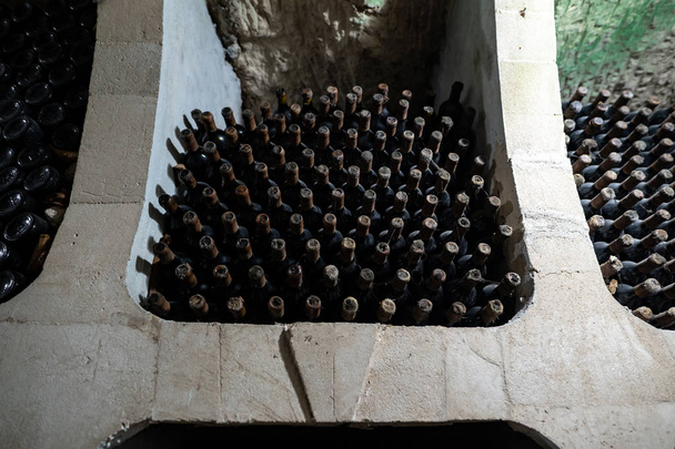 Vecchi vini maturazione in una vecchia cantina sovietica arrugginita
 - Foto, immagini