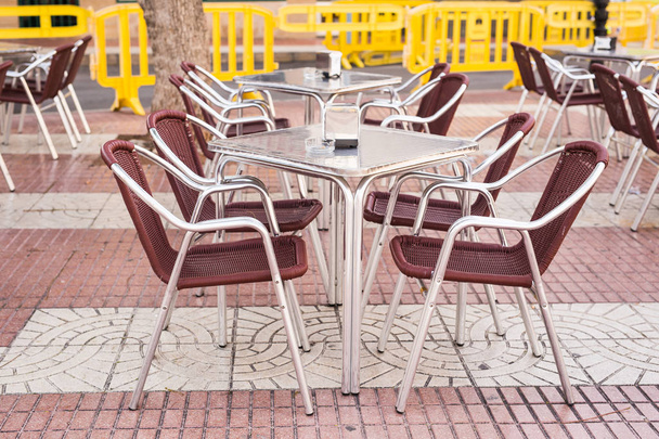 Kahvila, kahvila, taverna ja ravintola konsepti - Outdoor katu kahvila pöydät valmiina palvelukseen
. - Valokuva, kuva