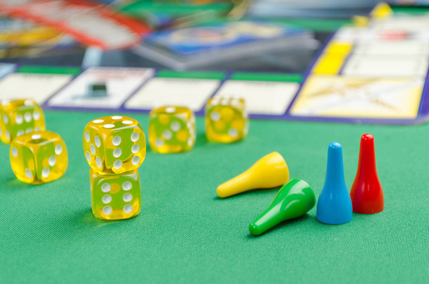 Κίτρινο παιχνίδι ζάρια για παιχνίδι σε πράσινο φόντο - Φωτογραφία, εικόνα