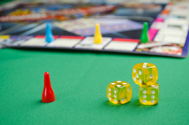 žlutá herní kostky pro desková hra na zeleném pozadí - Fotografie, Obrázek