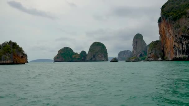 多くの高い石灰岩の崖の熱帯のジャングルやターコイズ ブルーの海と島 - 映像、動画