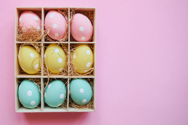 Πλαίσιο δώρο ή διακοπών ή δοχείο με πολύχρωμα Πασχαλινά αυγά. Πάσχα γιορτή έννοια σε minimal ύφος. - Φωτογραφία, εικόνα