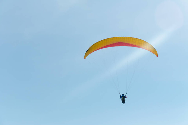 Siklóernyő repül a kék égen, a nappali  - Fotó, kép