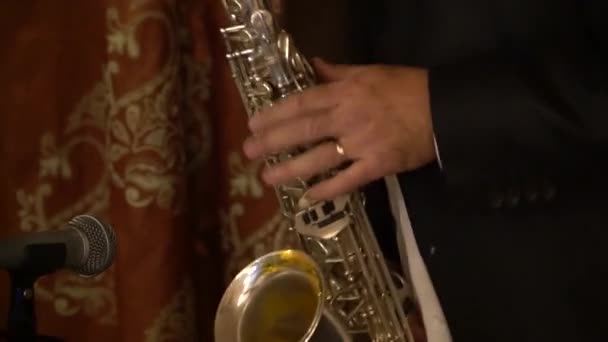 Muzyk gra na saksofonie - Materiał filmowy, wideo
