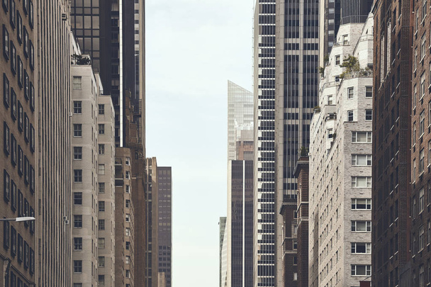 Urban Kanion w Nowym Jorku, retro kolor stonowana obraz, Stany Zjednoczone Ameryki. - Zdjęcie, obraz