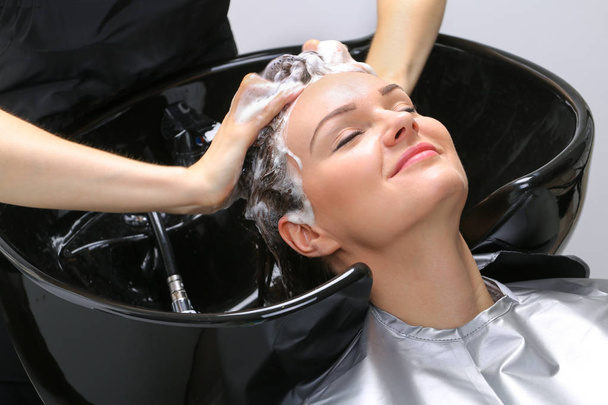 Kampaaja pesu naisen hiukset kampaaja salonki
 - Valokuva, kuva