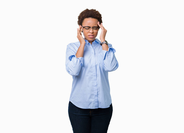 junge schöne afrikanisch-amerikanische Geschäftsfrau über isolierten Hintergrund mit der Hand auf dem Kopf für Schmerzen im Kopf wegen Stress. Migräne. - Foto, Bild