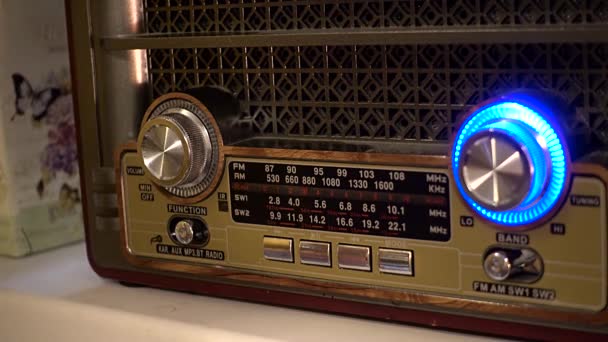 Regulační knoflík hlasitosti retro rádia - Záběry, video
