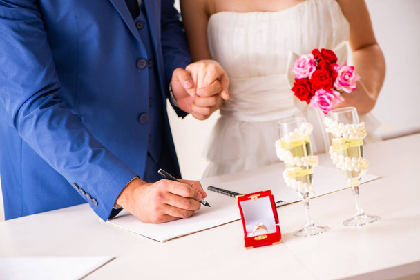 Házassági ceremónia feleséggel és férjjel - Fotó, kép