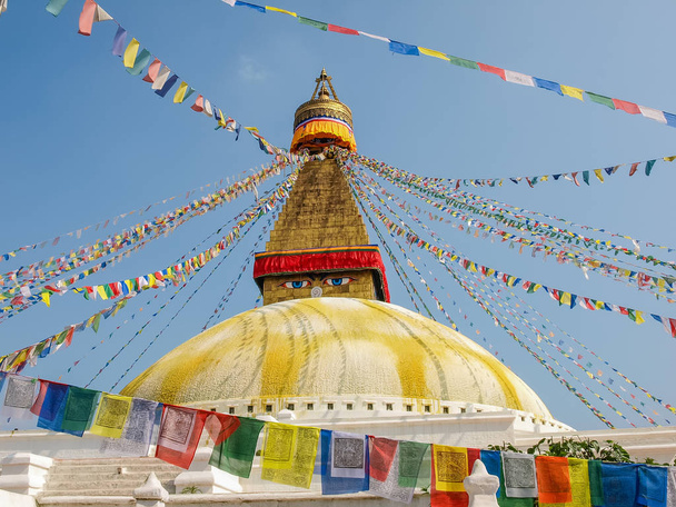 Grand Stupa de Boudhanath parmi les drapeaux de prière sur un fond de ciel, Katmandou, Népal
 - Photo, image