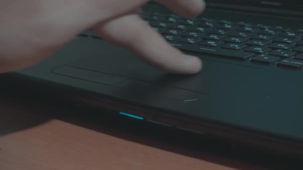 Usando la superficie táctil de los ordenadores portátiles
 - Metraje, vídeo