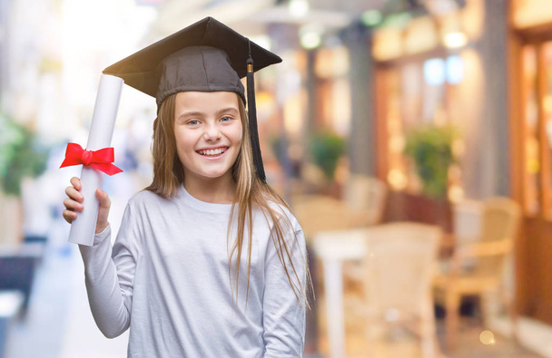 junges schönes Mädchen mit Diplommütze über isoliertem Hintergrund mit einem glücklichen Gesicht stehend und lächelnd mit einem selbstbewussten Lächeln Zähne zeigend - Foto, Bild