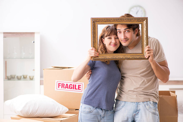Giovane coppia trasferirsi in un nuovo appartamento
 - Foto, immagini