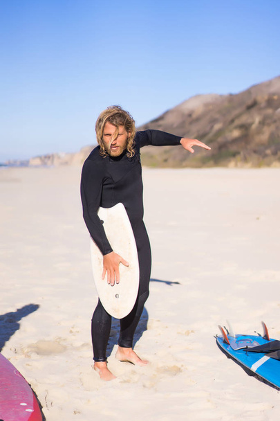 surfer with flippers and a bodyboard in a hydro suit on the ocean shore - Foto, Bild