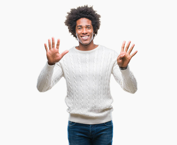 Afro Αμερικανός άνδρας πέρα από το απομονωμένο υπόβαθρο δείχνει και δείχνει προς τα επάνω με τα δάχτυλα τον αριθμό εννέα ενώ χαμογελώντας αυτοπεποίθηση και χαρούμενοι. - Φωτογραφία, εικόνα