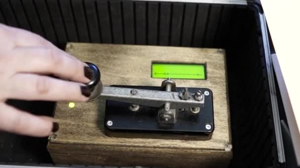 Vrouw die een bericht met behulp van Morse code te typen - Video