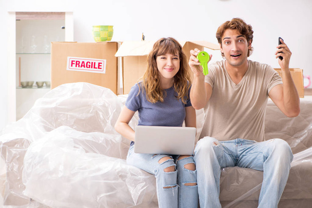 Fiatal pár költözött új apartman - Fotó, kép