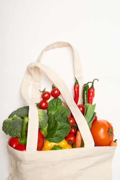 Estudio plano de eco bag con verduras sobre fondo blanco
 - Foto, Imagen