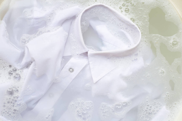 Mergulhe um pano antes de lavar, camisa branca
 - Foto, Imagem