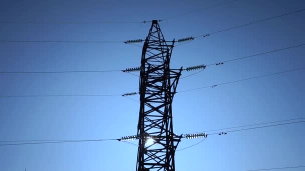 Hoogspanning elektrische transmissielijn en pyloon tegen cityline en distributie transformator onderstation - Video