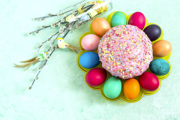 Húsvéti torta, cukor, színes festett tojások és bolyhos fűzfa üveg-dekoratív madarak csokor jegesedés. Hagyományos húsvéti kezeli az Oroszország és Ukrajna az ortodox húsvét. Húsvéti szimbólumok. Szemközti nézet - Fotó, kép
