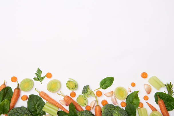 Bovenaanzicht van verse groenten op witte achtergrond - Foto, afbeelding
