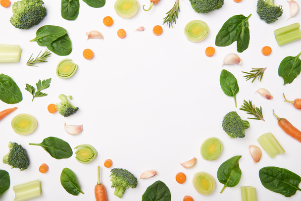 Acostado plano con verduras frescas cortadas sobre fondo blanco
 - Foto, Imagen