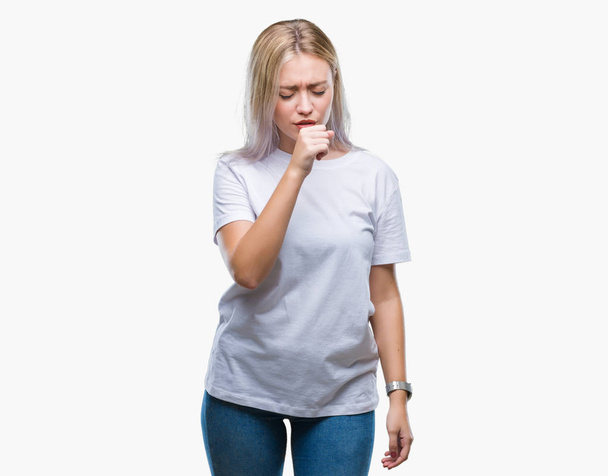 Jonge blonde vrouw op geïsoleerde achtergrond gevoel onwel en hoesten als symptoom voor koude of bronchitis. Gezondheidszorg concept. - Foto, afbeelding