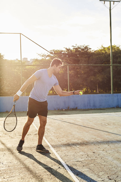Sunlit tennis player ready to serve - 写真・画像