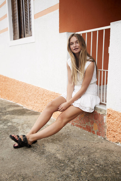 Young woman in white dress, smiling to camera - Zdjęcie, obraz