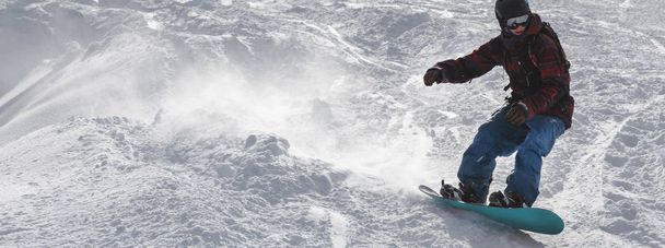 сноуборд фрірайдер на схилі
 - Фото, зображення