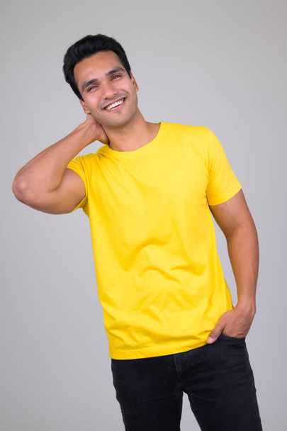 Portret szczęśliwy młody przystojny mężczyzna Indian uśmiechający się - Zdjęcie, obraz