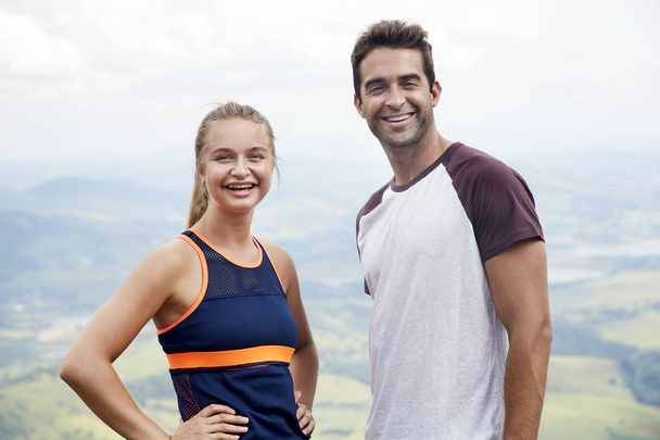 Athletic couple in sportswear smiling to camera - Foto, Imagen