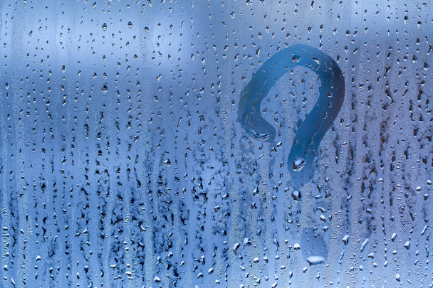 картинка вопросительного знака на мокрой глазе
 - Фото, изображение