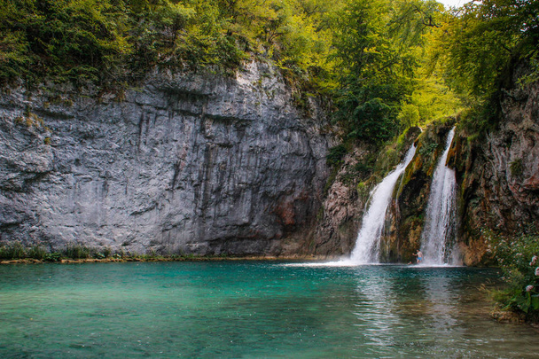 Główną atrakcję naturalne Chorwacja jest Jezior Plitwickich z kaskadami wodospadów. Szmaragdowa woda zimny na tle skał, roślin i drzew. - Zdjęcie, obraz