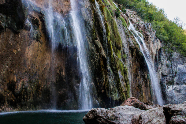 O principal marco natural da Croácia é o Plitvice Lakes com cascatas de cachoeiras. Esmeralda água fria clara no fundo de rochas, plantas e árvores
. - Foto, Imagem