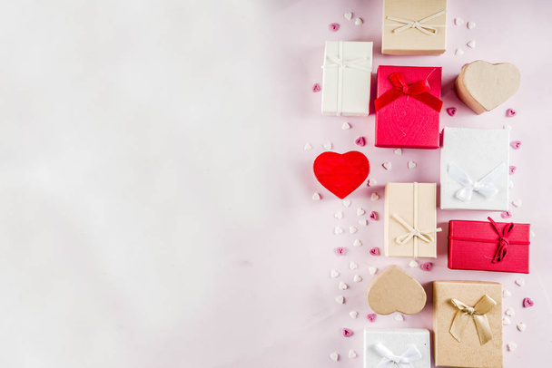 Valentijnsdag geschenken vakken achtergrond, frame voor vakantie wenskaart achtergrond, met confetti snoep harten, plat lag, top uitzicht, ruimte kopiëren - Foto, afbeelding
