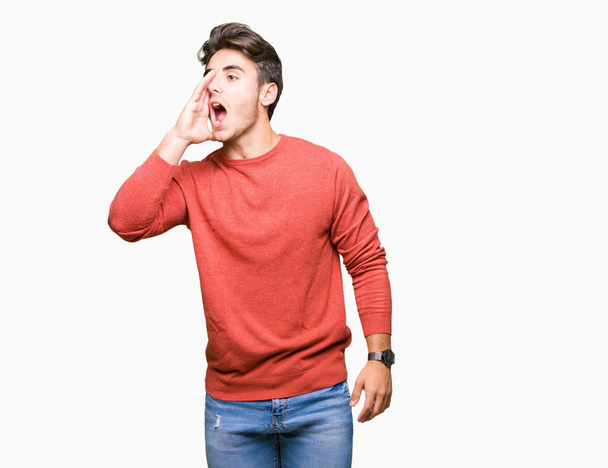 Young handsome man over isolated background shouting and screaming loud to side with hand on mouth. Communication concept. - Fotoğraf, Görsel