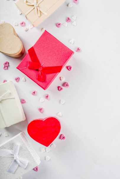 バレンタインデー ギフト ボックス背景、紙吹雪キャンディの心、フラット横たわっていた、トップ ビューで、休日グリーティング カードの背景の枠をコピー スペース - 写真・画像