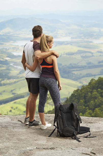 Athletic couple in sportswear admiring view - Foto, Imagem