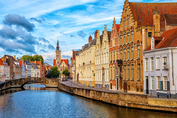 Bakan canal, Belçika Bruges tarihsel Old Town Poortersloge (kasabalı'nın Lodge) bina ve Gotik tarzı evler - Fotoğraf, Görsel