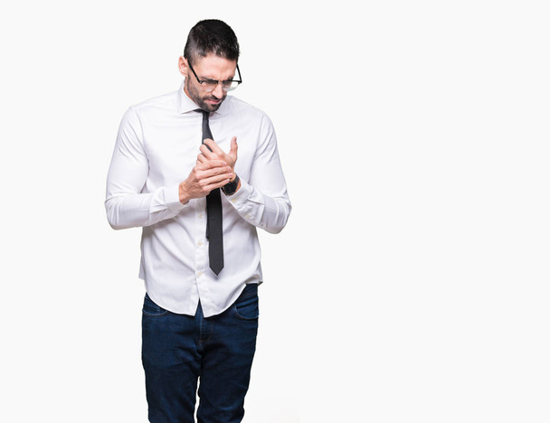 Mladý pohledný obchodní muž nosí brýle nad, samostatný utrpení bolesti rukou a prstů, zánětlivá artritida - Fotografie, Obrázek