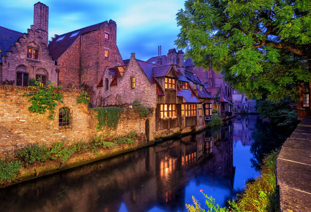 Tradycyjny średniowieczne domy nad kanałem w zabytkowym centrum starego miasta w Brugia, Belgia. Brugia to witryna Światowego dziedzictwa kultury Unesco. - Zdjęcie, obraz