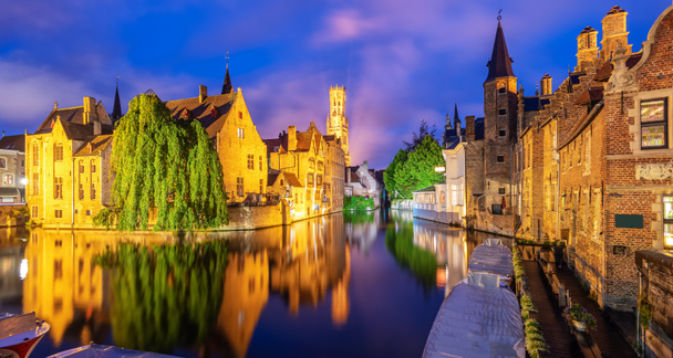 Panoramisch uitzicht op het kanaal Rozenhoedkaai, historische bakstenen huizen en het Belfort in middeleeuwse oude stad Brugge, een cultuur Werelderfgoed site - Foto, afbeelding