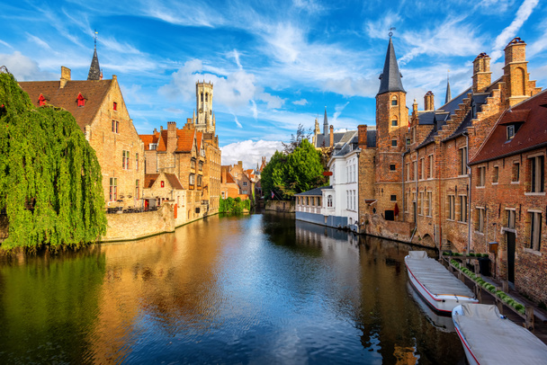Kanał podróż, historyczne murowane i dzwonnicy w Brugii średniowiecznego Starego Miasta w Belgii, miejscu światowego dziedzictwa kultury Unesco - Zdjęcie, obraz