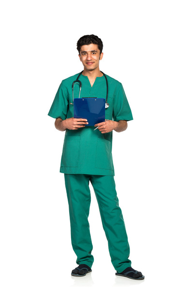 Portrait de médecin avec dossier de santé sur fond blanc
 - Photo, image