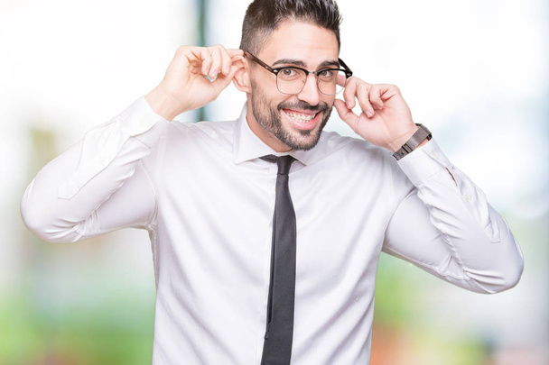 若いハンサムなビジネス男が眼鏡をかけて大声で音楽の音の腹が立つ式の指で耳を覆う孤立した背景の上。聴覚障害者の概念. - 写真・画像