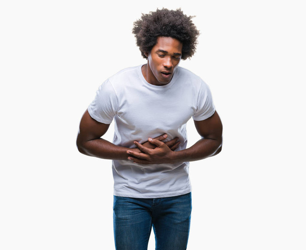 Homem afro-americano sobre fundo isolado com a mão no estômago porque indigestão, doença dolorosa se sentindo mal. Conceito de Ache
. - Foto, Imagem